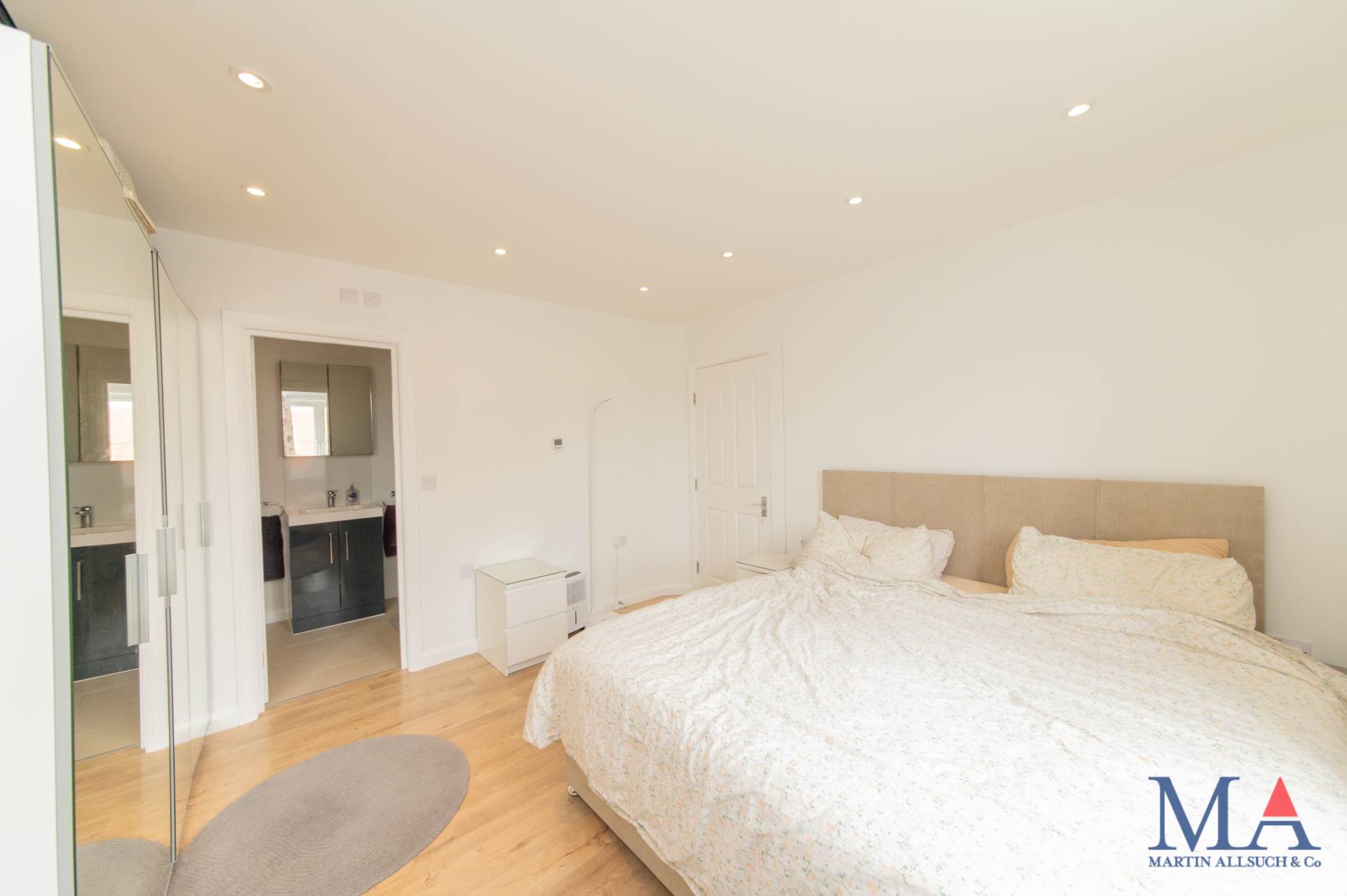 Additional Property Image 2 bedroom Flat for sale in Borehamwood 10