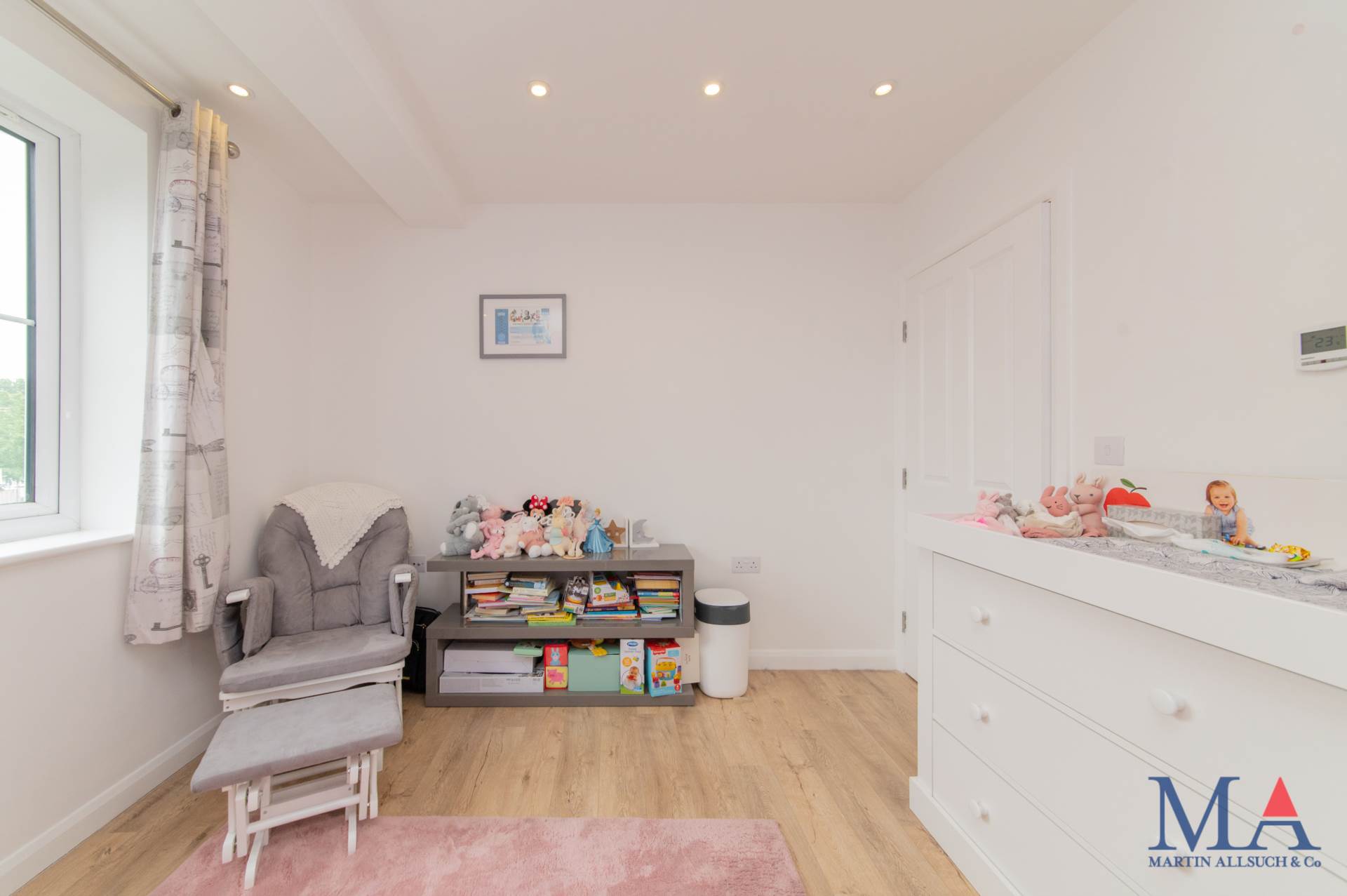 Additional Property Image 2 bedroom Flat for sale in Borehamwood 13
