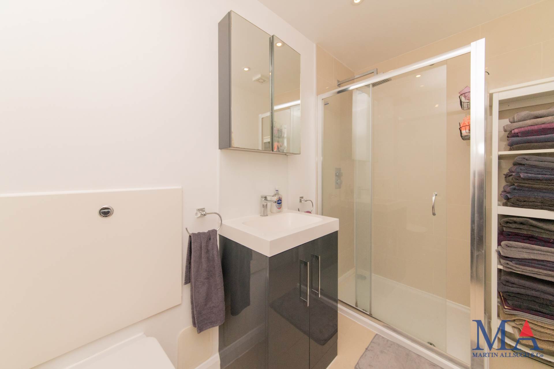 Additional Property Image 2 bedroom Flat for sale in Borehamwood 15
