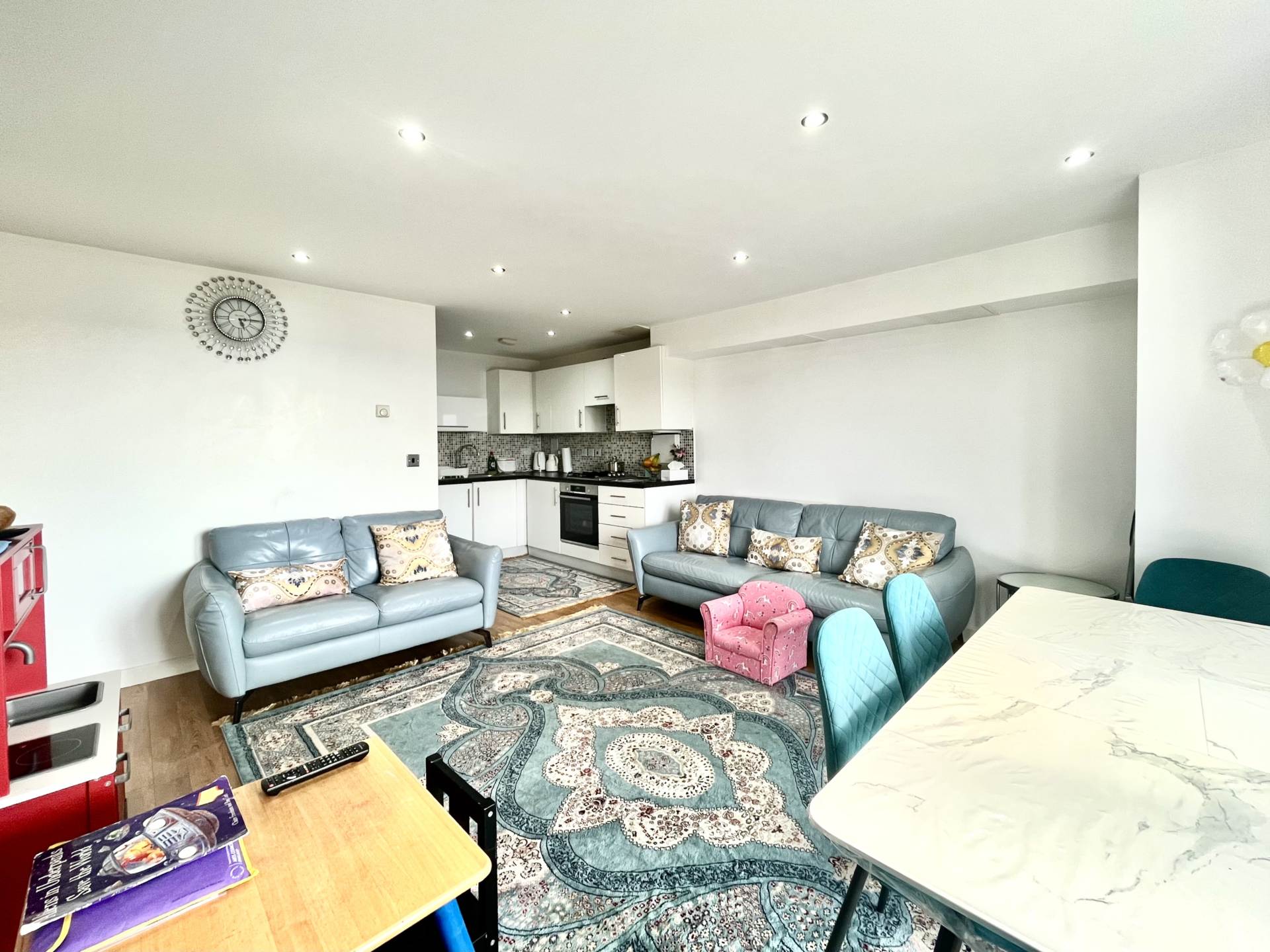 Additional Property Image 2 bedroom Flat for sale in Borehamwood 3