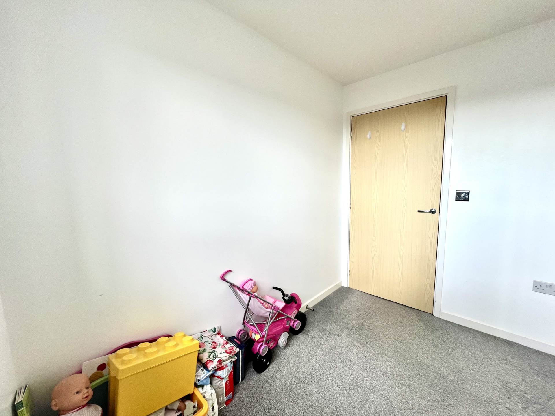 Additional Property Image 2 bedroom Flat for sale in Borehamwood 8