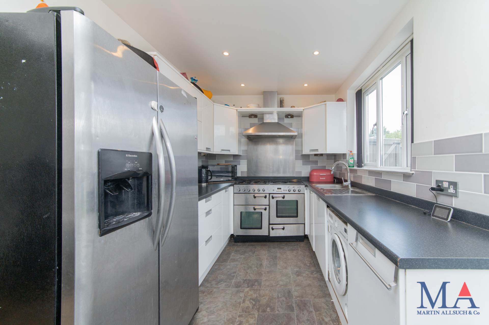 Additional Property Image 4 bedroom Terraced for sale in Borehamwood 9