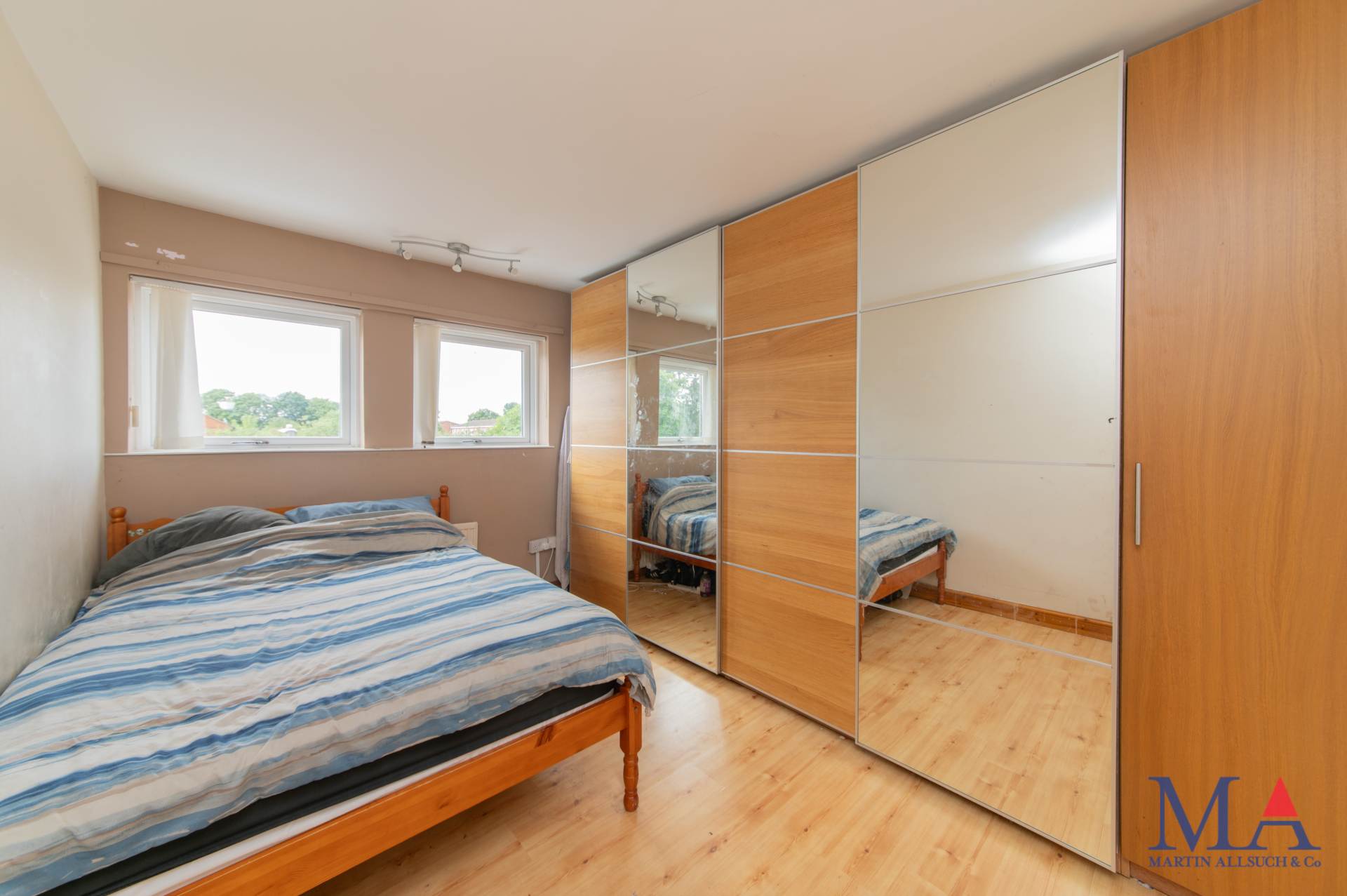 Additional Property Image 4 bedroom Terraced for sale in Borehamwood 16