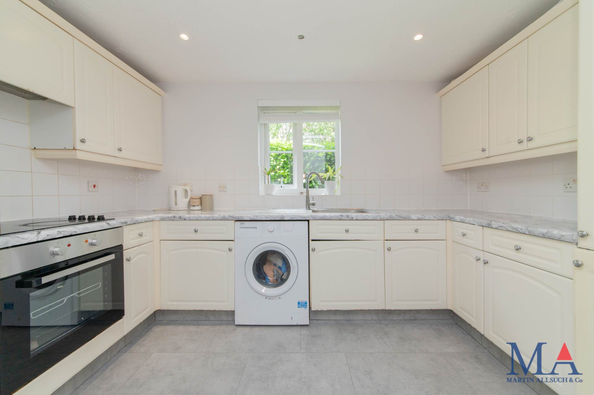 Additional Property Image 3 bedroom Flat for sale in Borehamwood 5