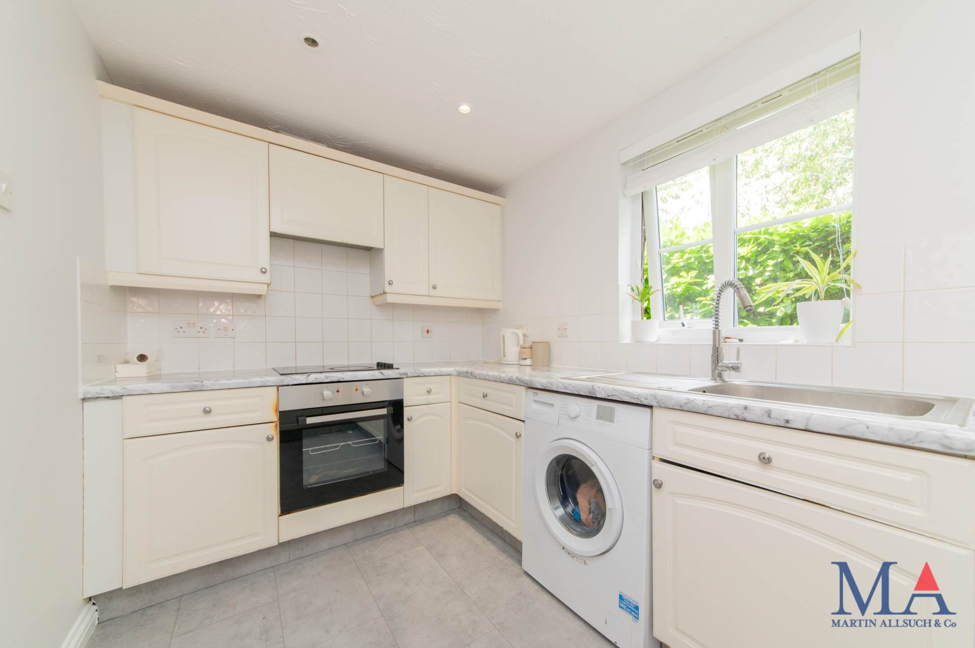 Additional Property Image 3 bedroom Flat for sale in Borehamwood 6