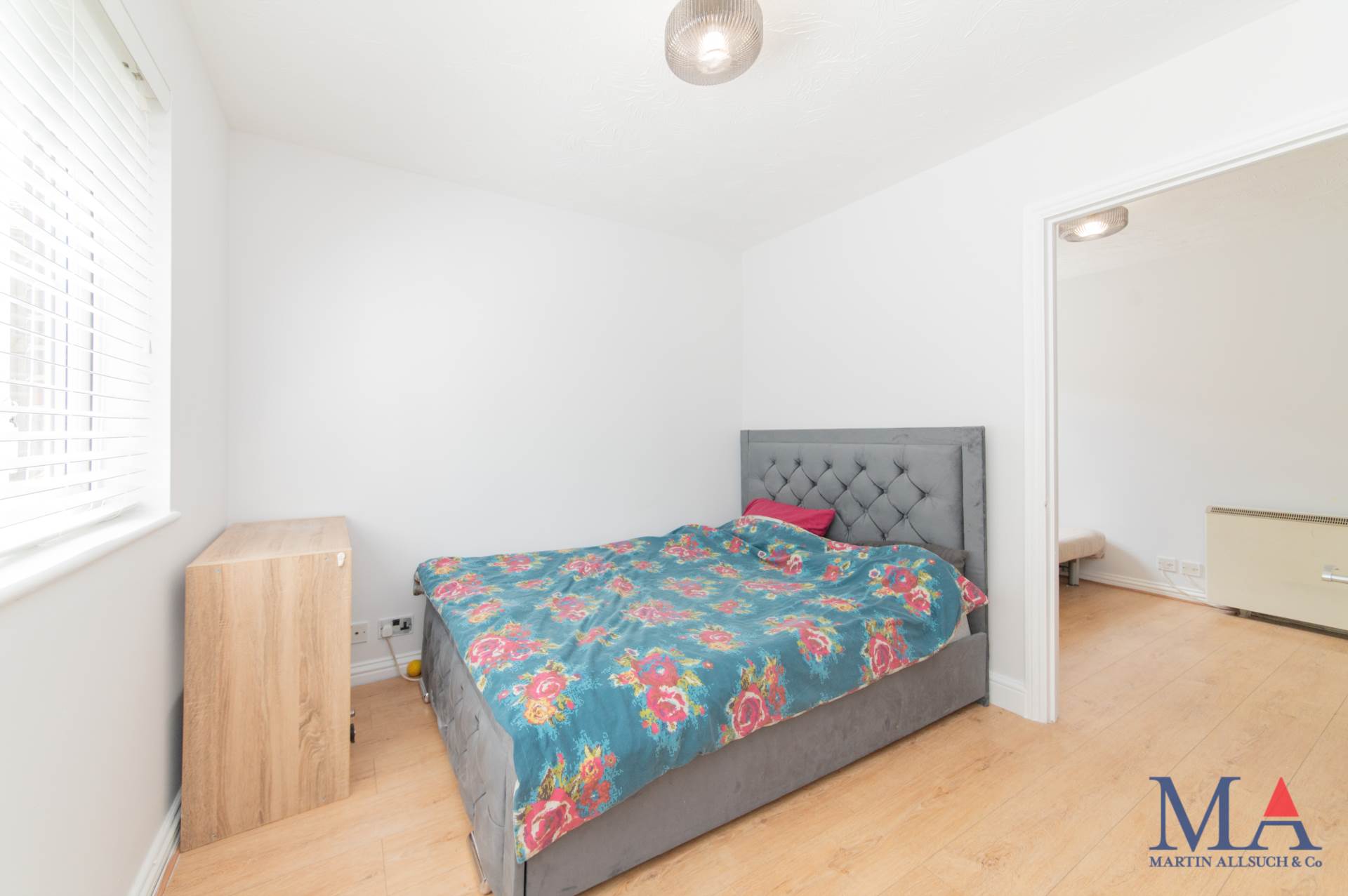 Additional Property Image 3 bedroom Flat for sale in Borehamwood 9