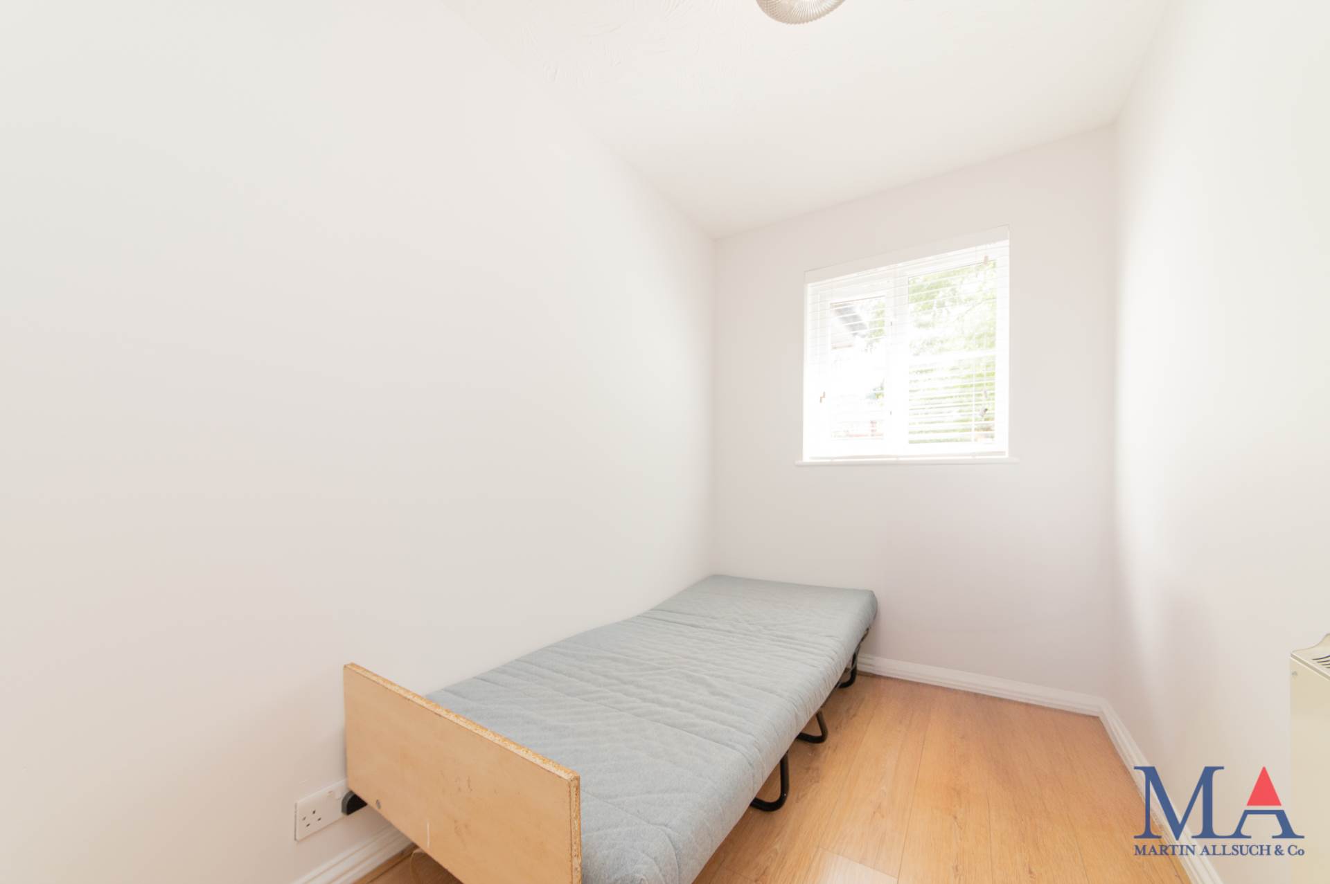Additional Property Image 3 bedroom Flat for sale in Borehamwood 10