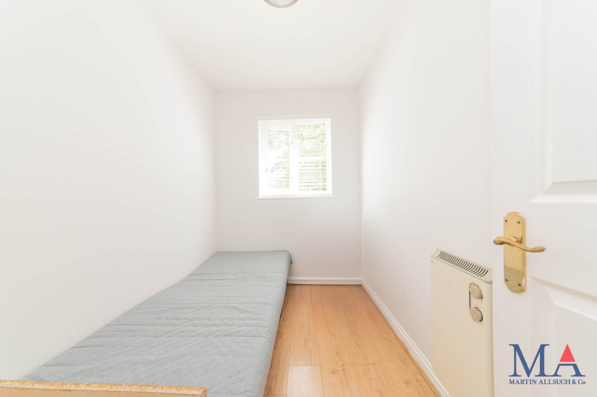Additional Property Image 3 bedroom Flat for sale in Borehamwood 11