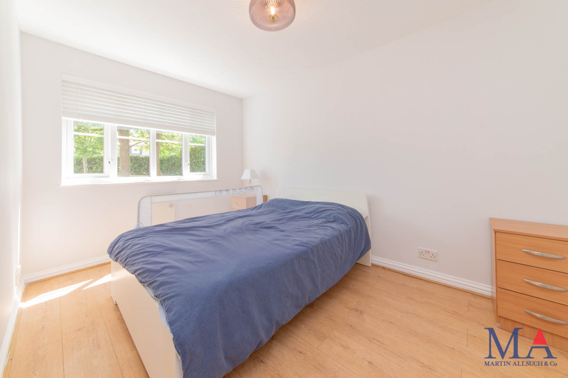 Additional Property Image 3 bedroom Flat for sale in Borehamwood 12