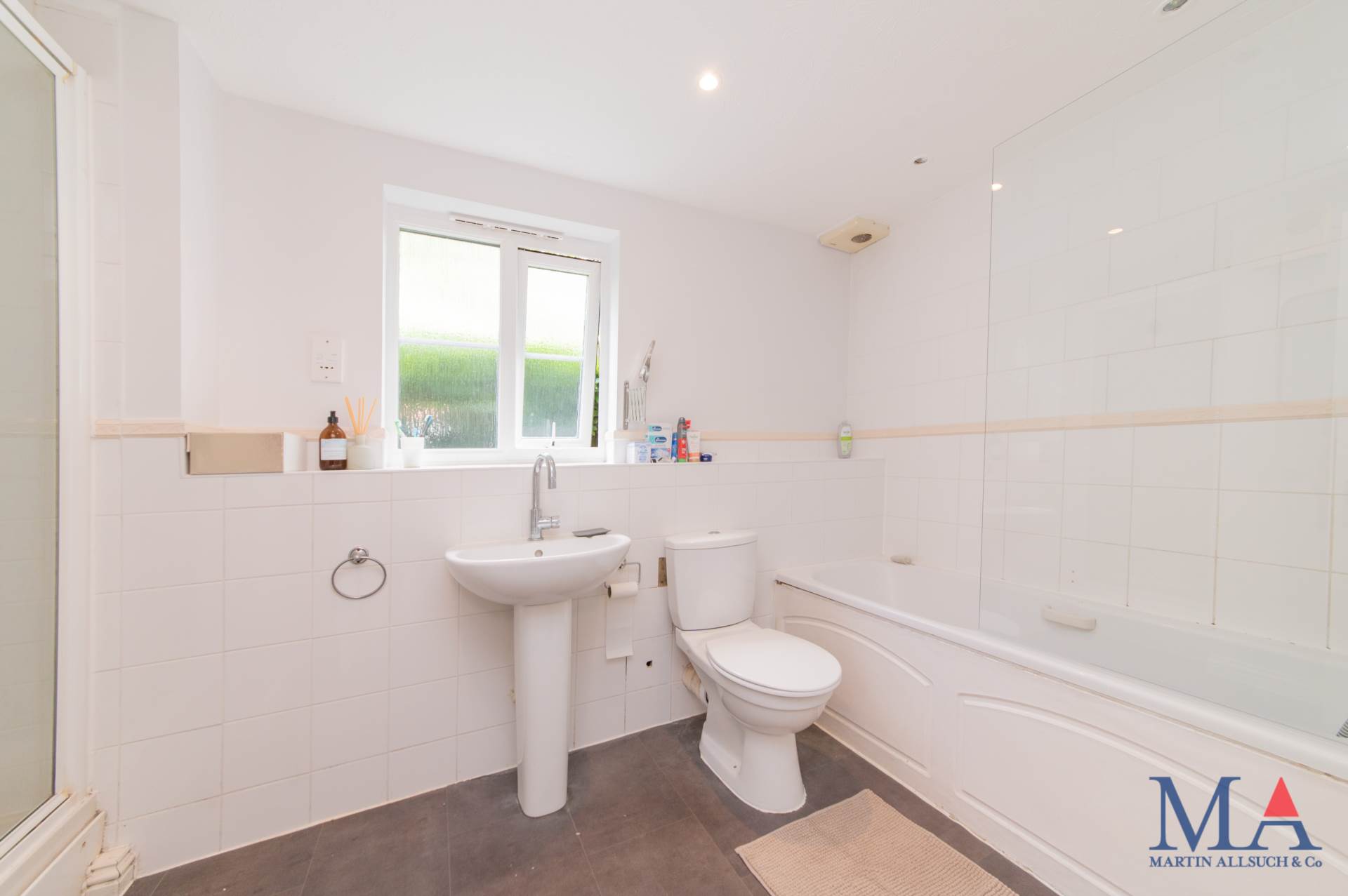 Additional Property Image 3 bedroom Flat for sale in Borehamwood 15