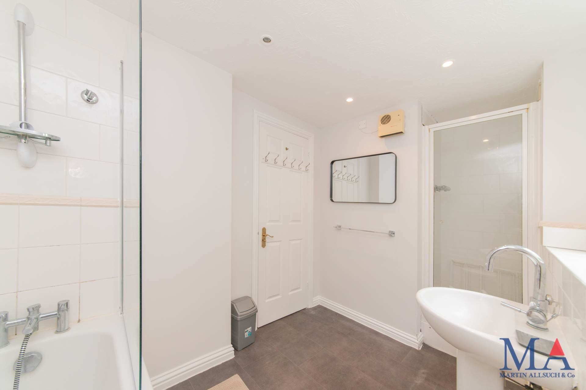 Additional Property Image 3 bedroom Flat for sale in Borehamwood 16
