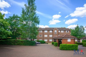 3 bedroom Flat for sale in Borehamwood