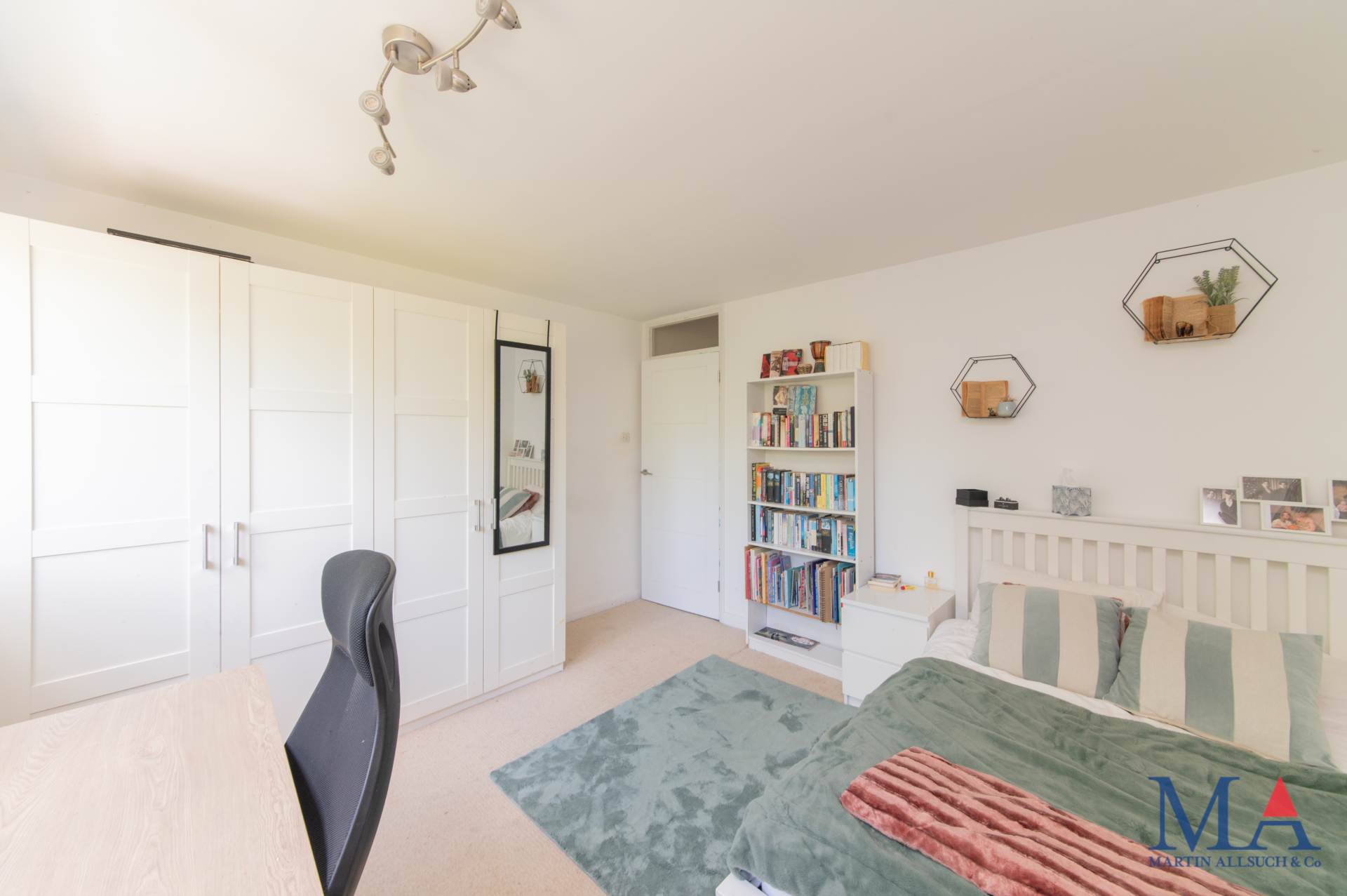 Additional Property Image 5 bedroom Detached for sale in Borehamwood 25