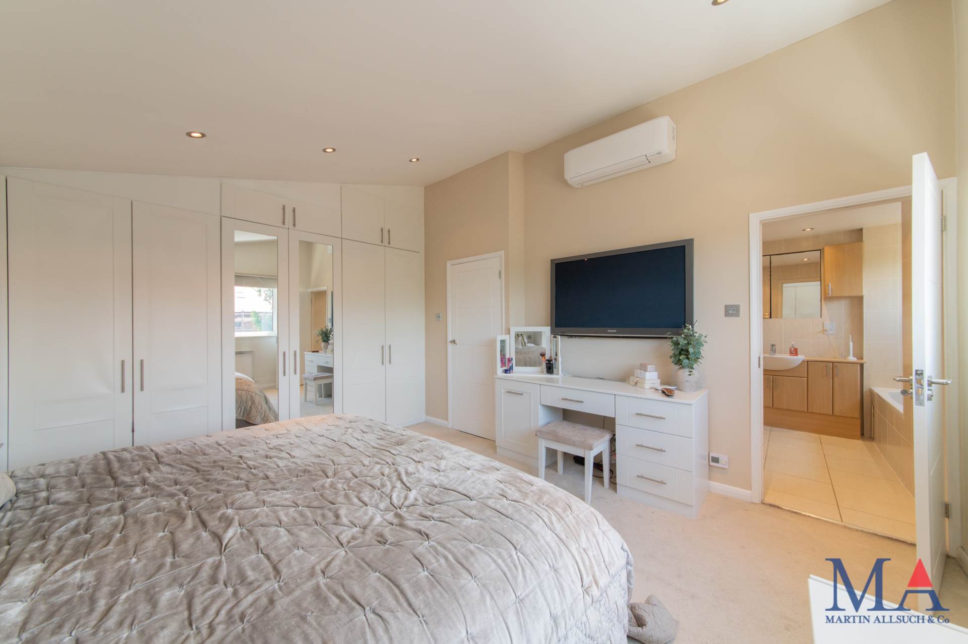 Additional Property Image 5 bedroom Detached for sale in Borehamwood 28