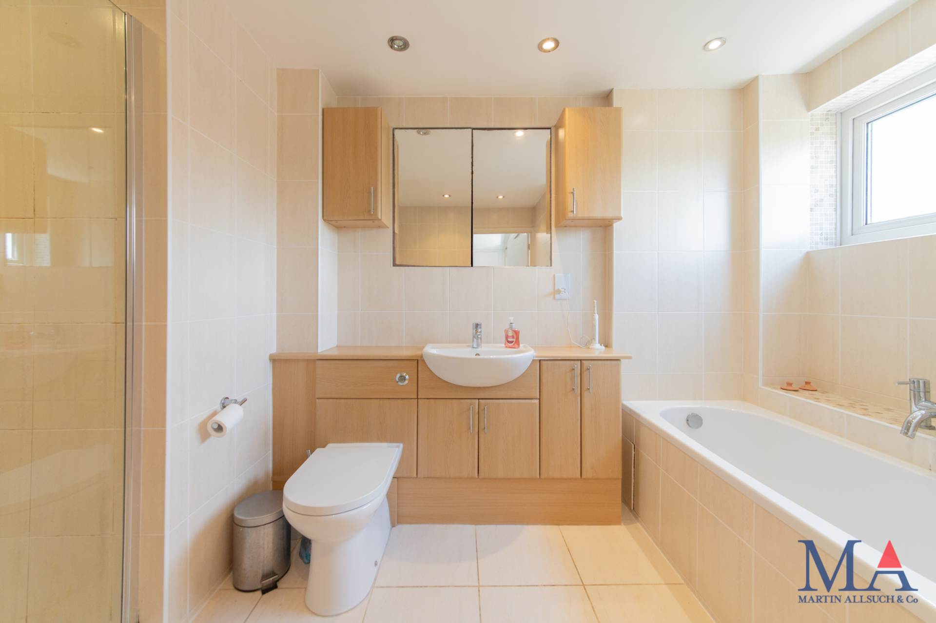 Additional Property Image 5 bedroom Detached for sale in Borehamwood 29