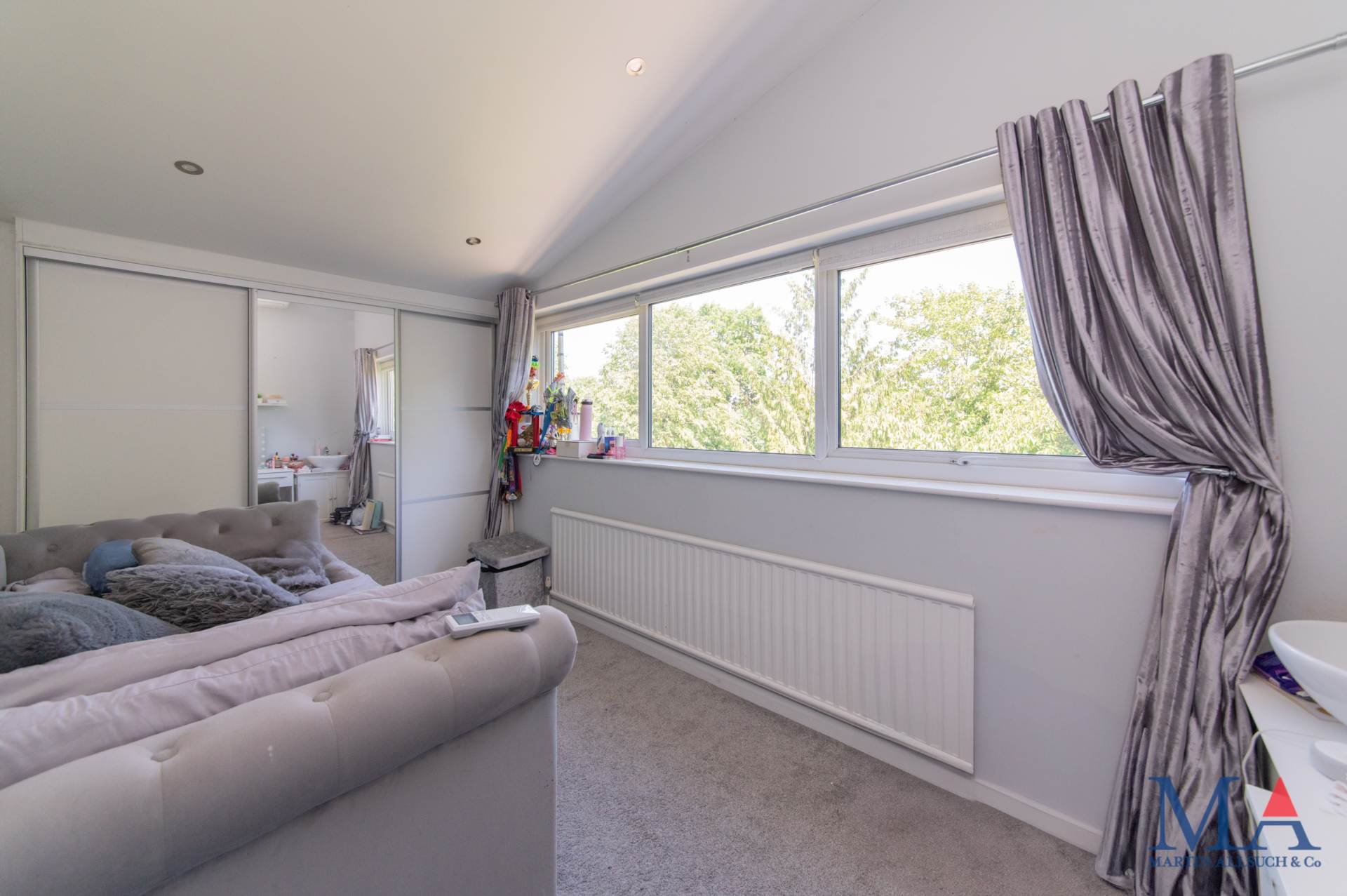 Additional Property Image 5 bedroom Detached for sale in Borehamwood 31