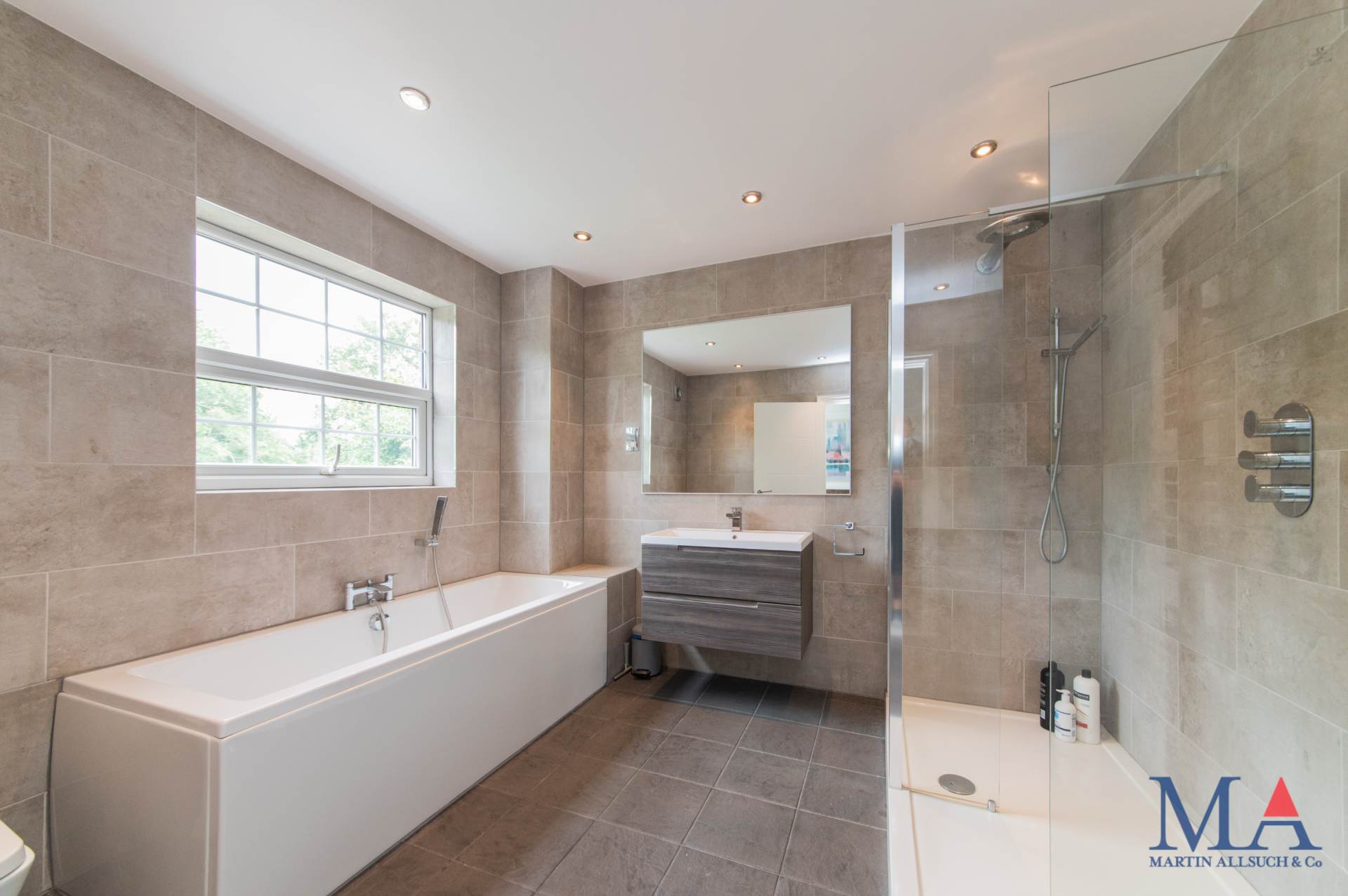 Additional Property Image 4 bedroom Town House for sale in Borehamwood 9