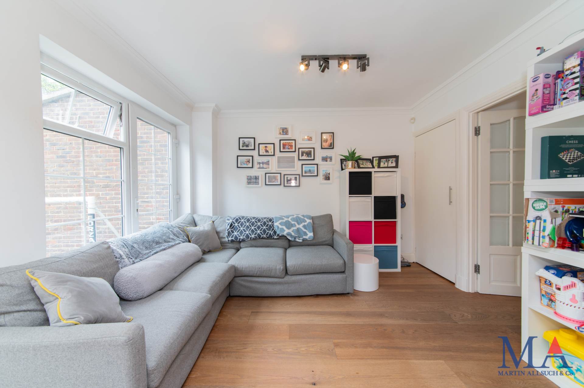 Additional Property Image 4 bedroom Town House for sale in Borehamwood 27