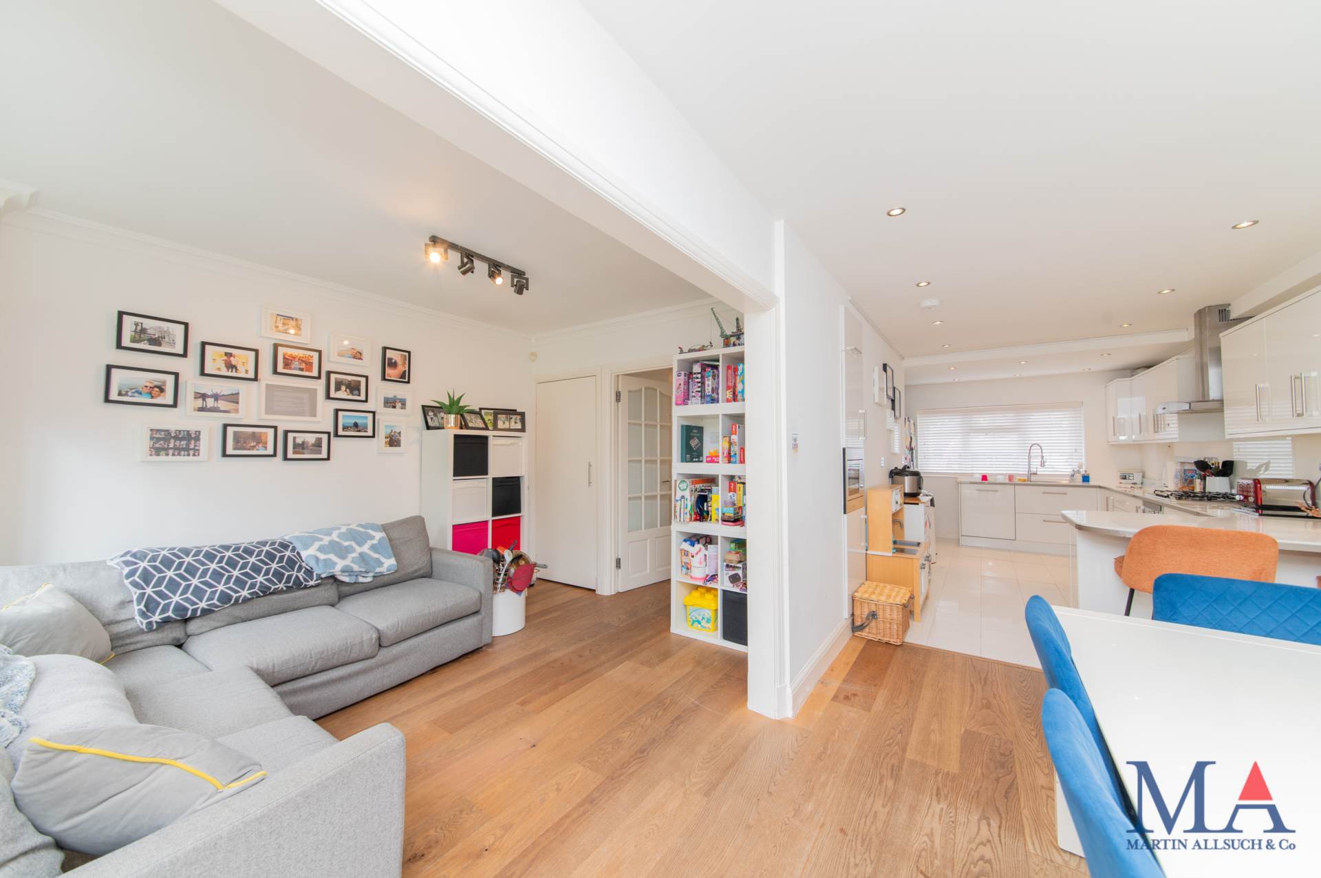 Additional Property Image 4 bedroom Town House for sale in Borehamwood 30