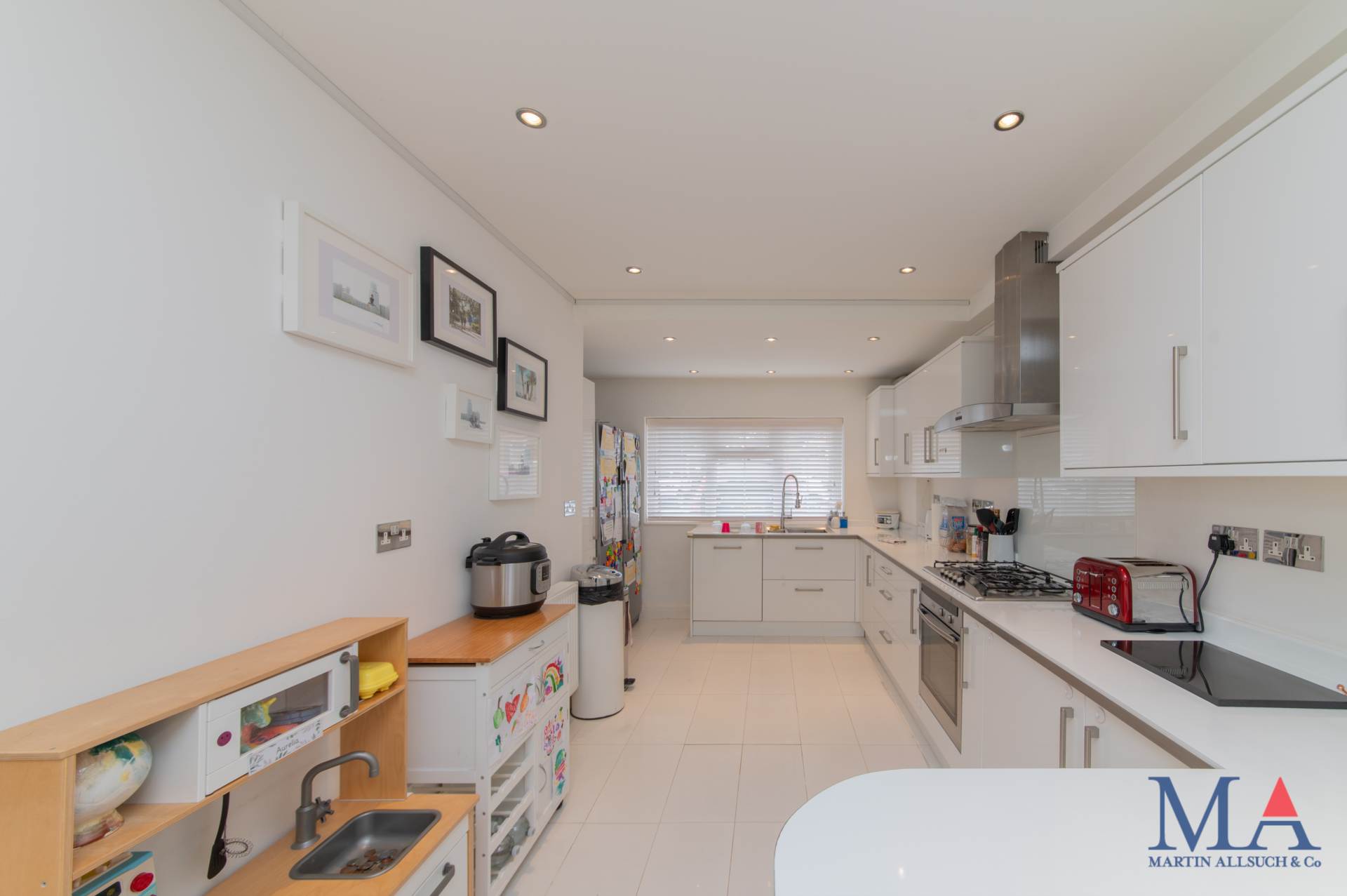 Additional Property Image 4 bedroom Town House for sale in Borehamwood 32
