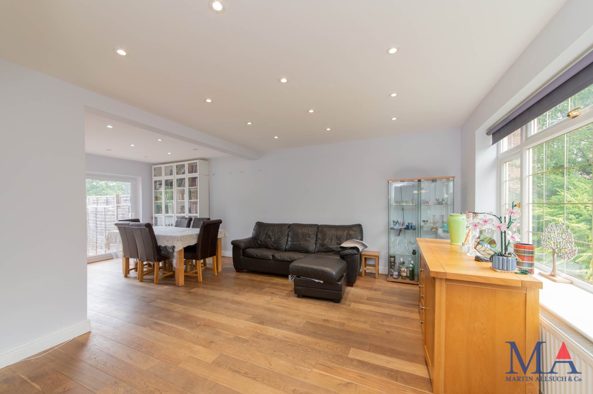 Additional Property Image 3 bedroom Semi Detached for sale in Borehamwood 7