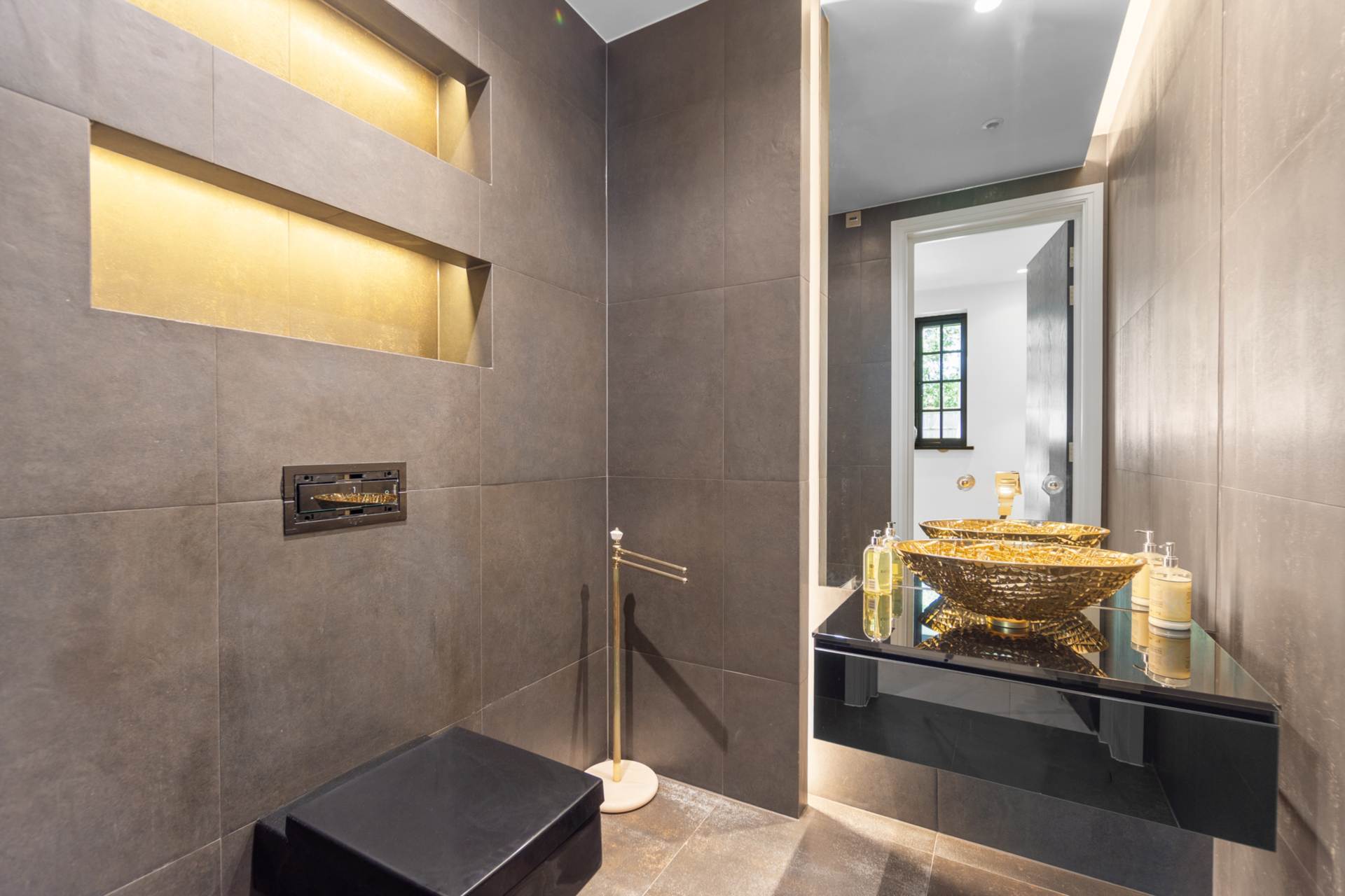 Additional Property Image 8 bedroom Detached for sale in Borehamwood 5