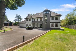 8 bedroom Detached for sale in Borehamwood