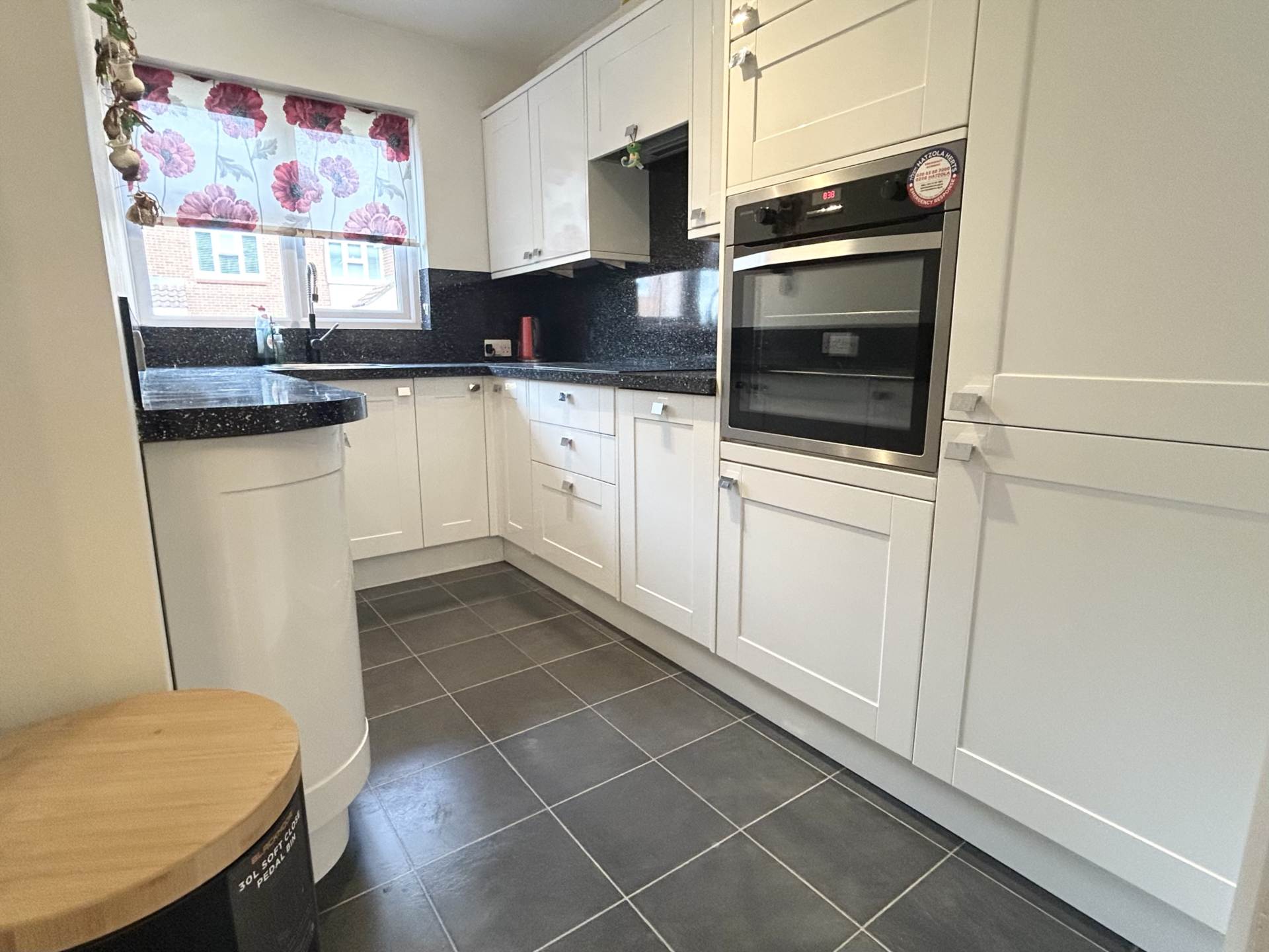 Additional Property Image 2 bedroom Flat for sale in Borehamwood 5