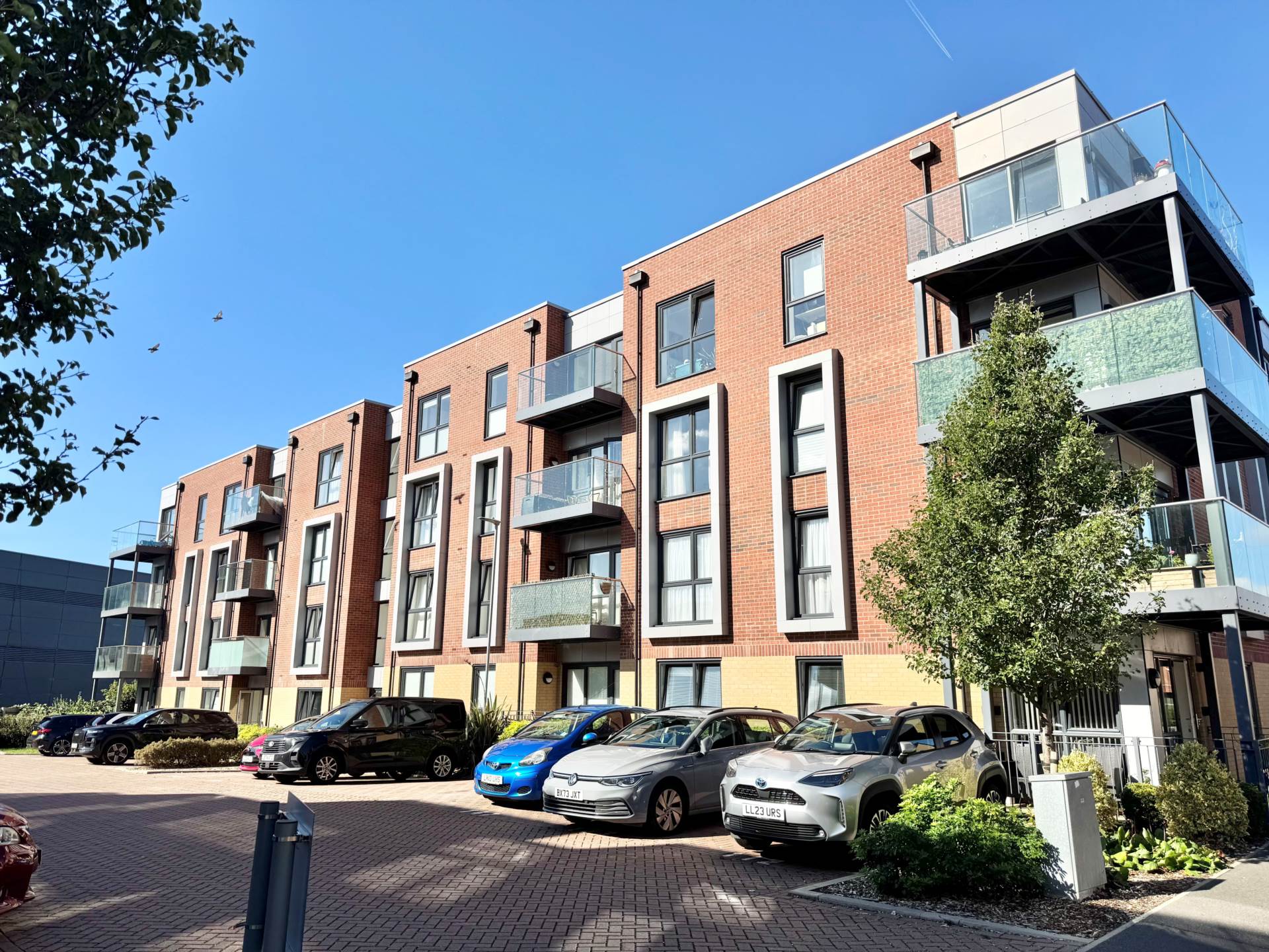 2 bedroom Flat for sale in Borehamwood