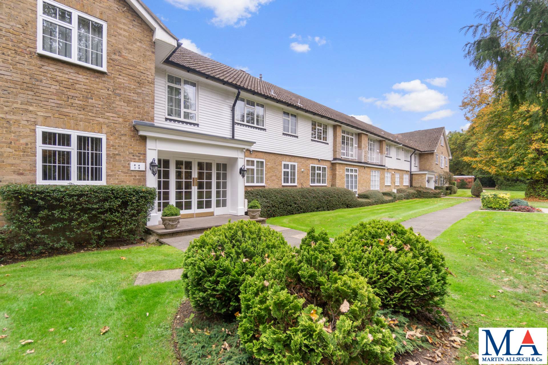 3 bedroom Flat for sale in Borehamwood