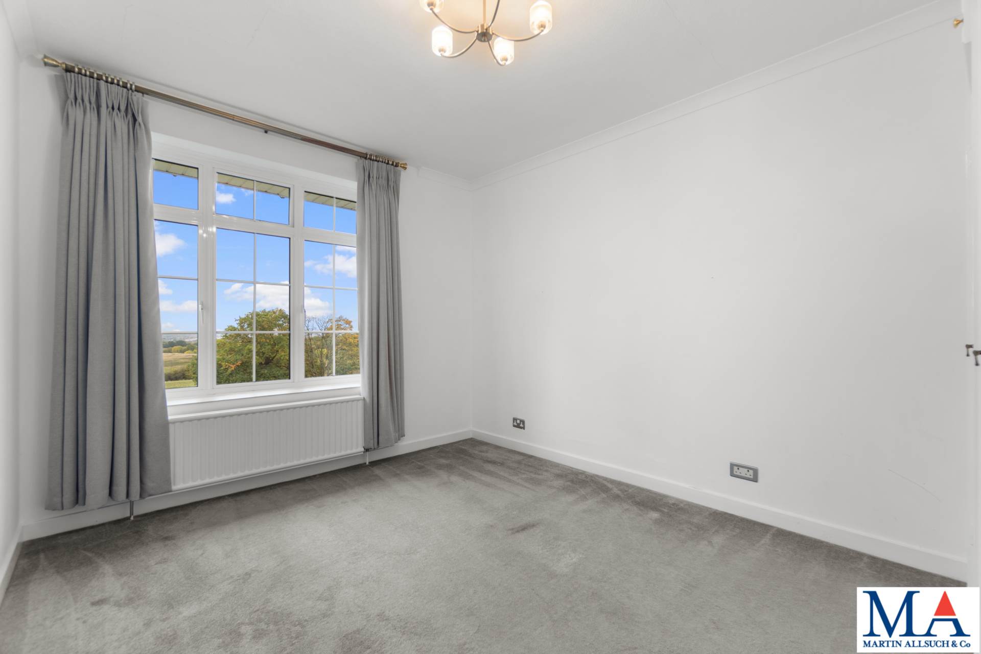 Additional Property Image 3 bedroom Flat for sale in Borehamwood 9
