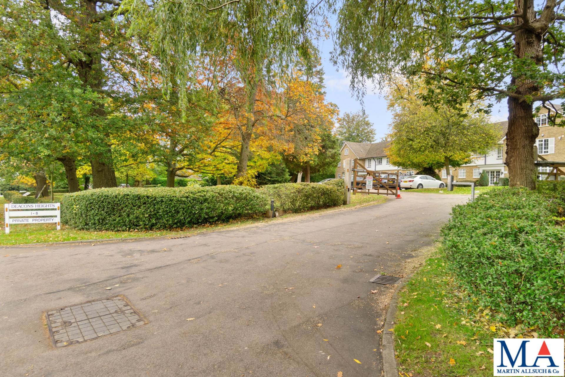 Additional Property Image 3 bedroom Flat for sale in Borehamwood 12