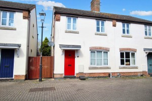 3 bedroom Semi Detached for sale in Aylesbury