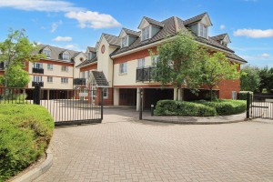 1 bedroom Flat for sale in Aylesbury