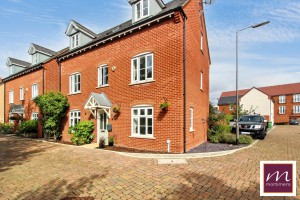 5 bedroom Detached for sale in Aylesbury