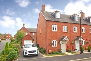 3 bedroom Town House to rent in Milton Keynes