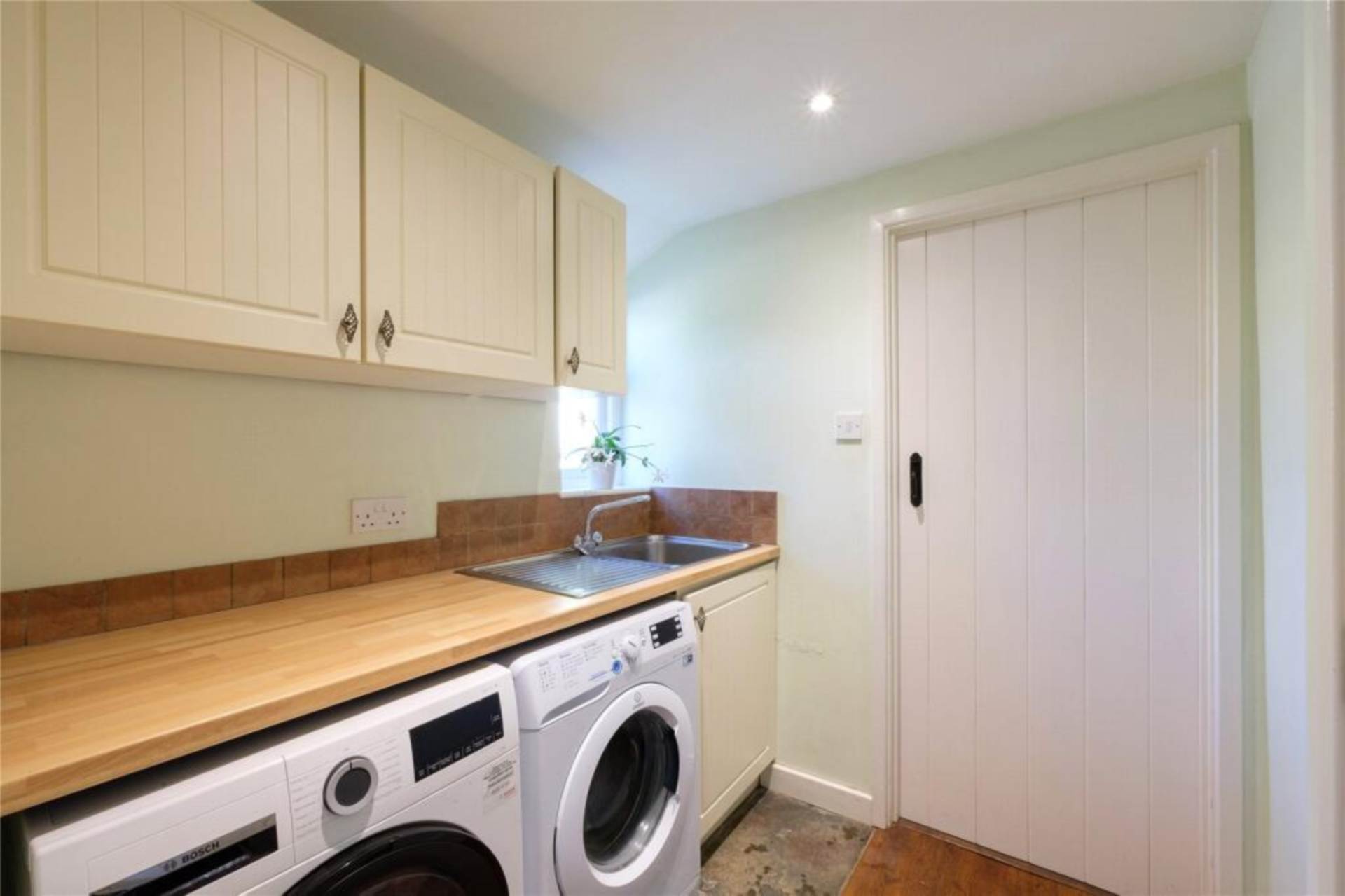 Additional Property Image 4 bedroom Detached to rent in Templecombe 8