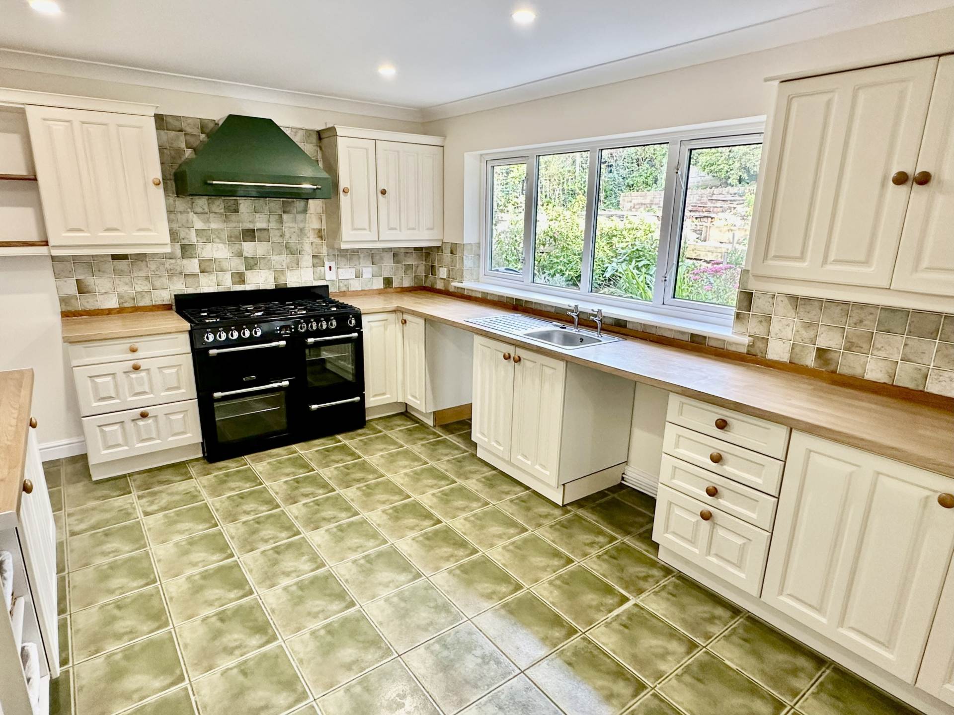 Additional Property Image 4 bedroom Detached to rent in Bruton 2