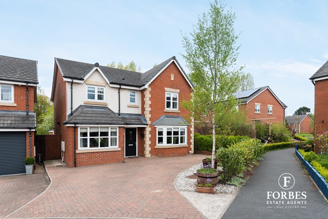 4 bedroom Detached for sale in Clayton-le-Woods
