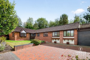 4 bedroom Bungalow for sale in Clayton-le-Woods