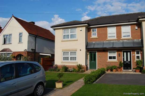 3 bedroom End of Terrace to rent in Addlestone