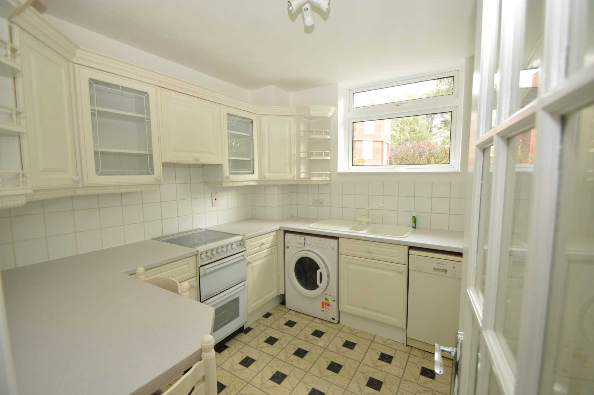 Additional Property Image 2 bedroom Apartment to rent in Weybridge 5