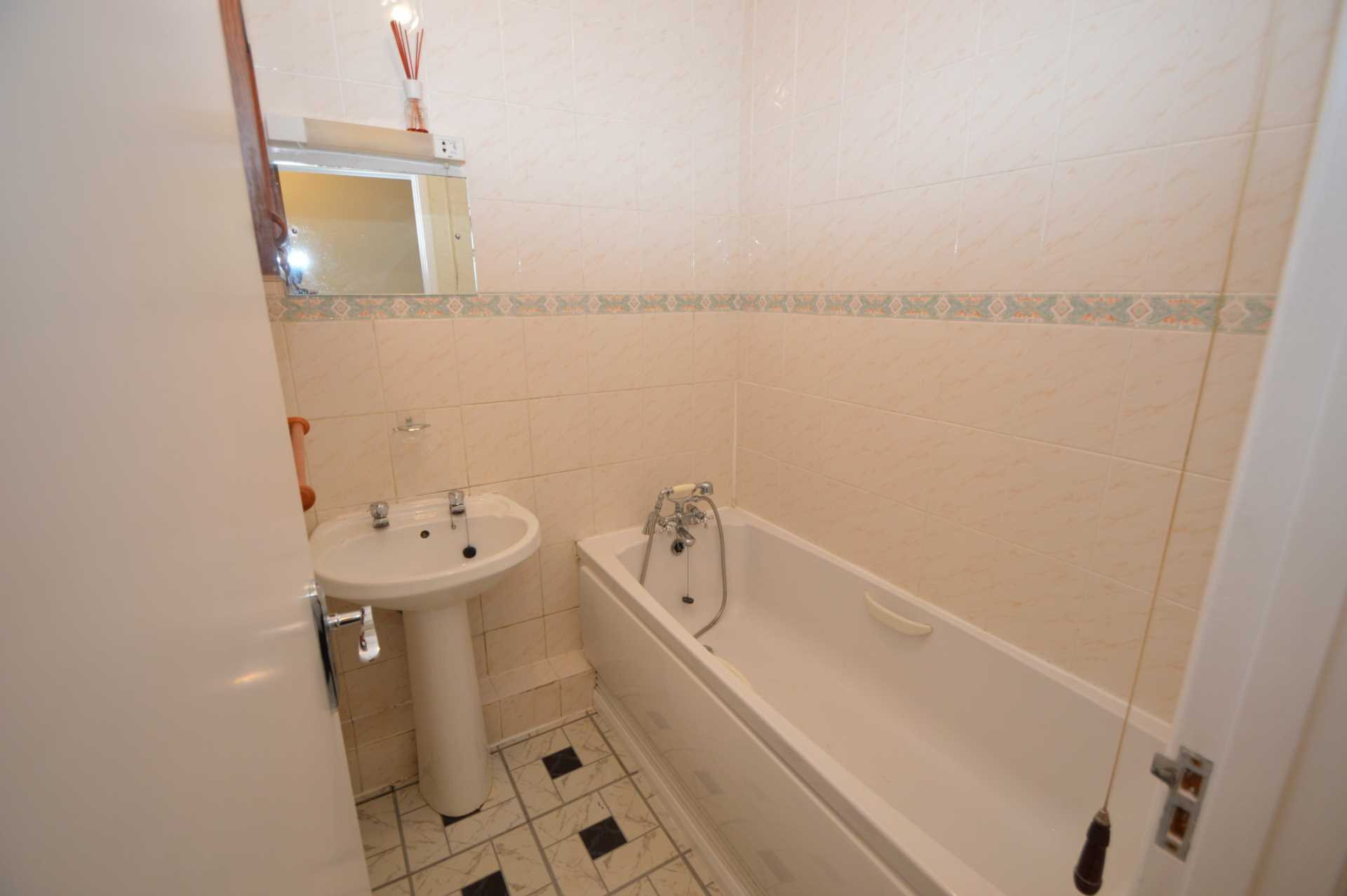 Additional Property Image 2 bedroom Apartment to rent in Weybridge 6