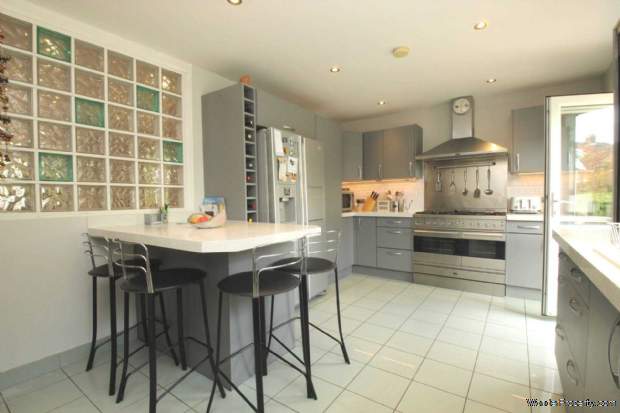 Additional Property Image 4 bedroom Detached Bungalow for sale in Hemel Hempstead 8