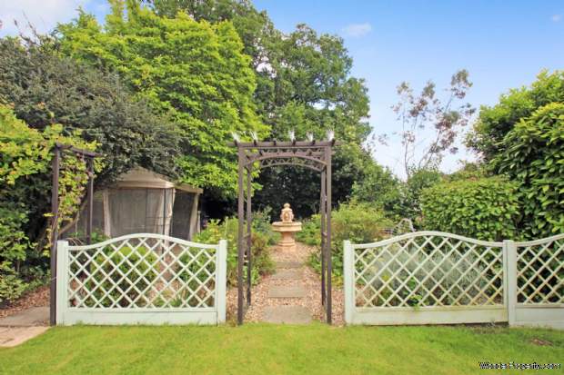 Additional Property Image 4 bedroom Detached Bungalow for sale in Hemel Hempstead 20