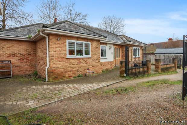 4 bedroom Detached Bungalow for sale in London