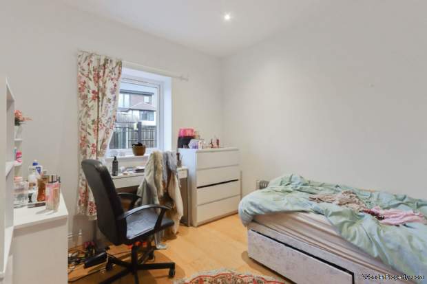 Additional Property Image 4 bedroom Detached Bungalow for sale in London 7