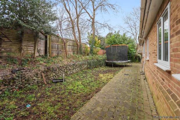 Additional Property Image 4 bedroom Detached Bungalow for sale in London 11