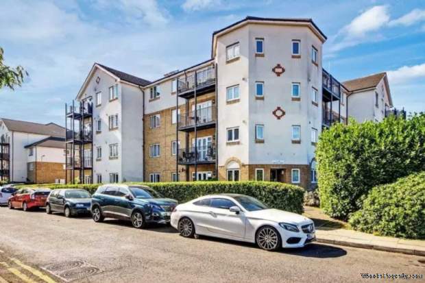 2 bedroom Flat for sale in Enfield