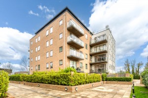 2 bedroom Apartment for sale in Bracknell